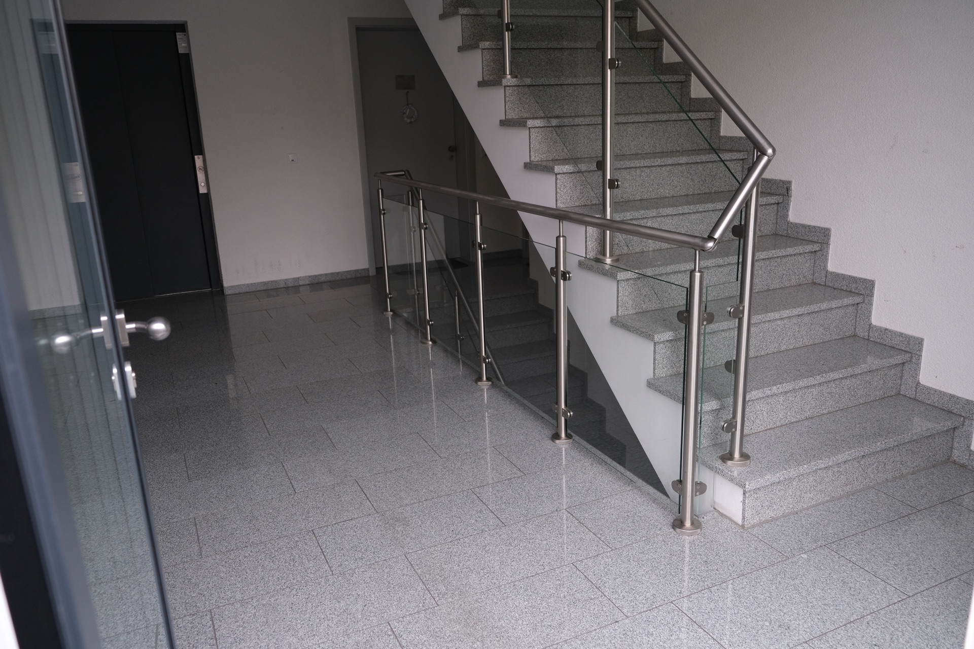 Fachgerecht montiertes Edelstahl-Glas-Geländer in einem Wohnhaus