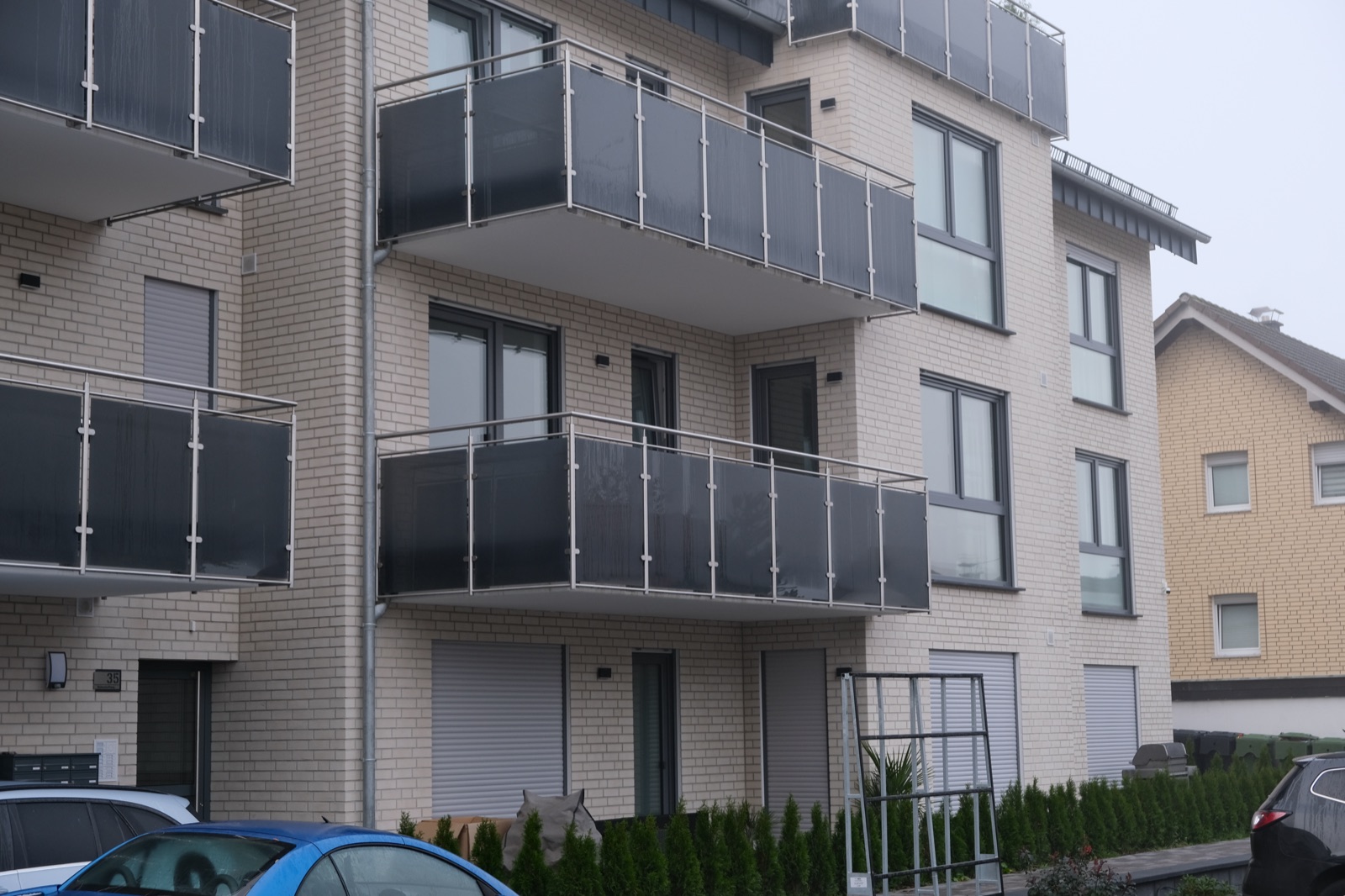 Balkongeländer aus Edelstahl und Glas an einem Mehrfamilienhaus in Waldbrol
